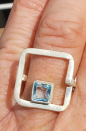 Ring " Leichtigkeit", quadratisch,  mit einem Topas von 6 mm.